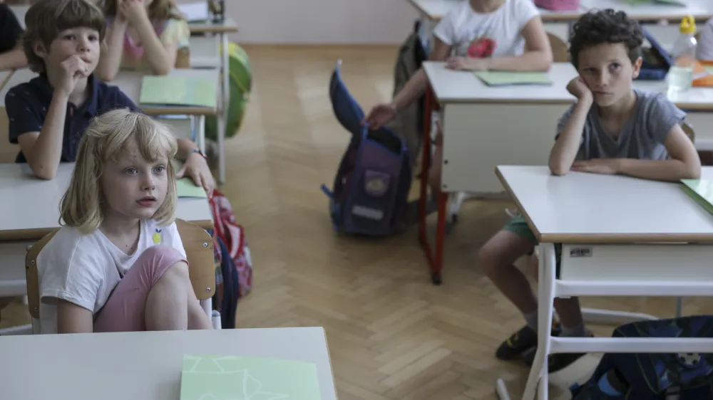 - 23.06.2023 - zaključek &scaron;olskega leta in začetek poletnih počitnic 2023 - zadnji dan pouka v &scaron;olskem letu 2022/23 - &scaron;olstvo, spričevala, učenci - osnovna &scaron;ola - Majda Vrhovnik //FOTO: Jaka Gasar