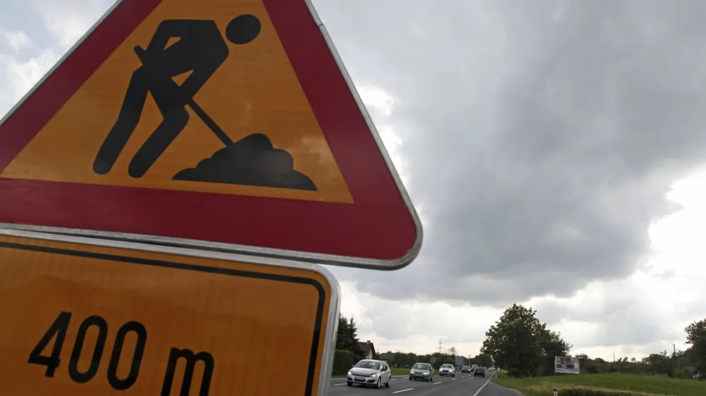 - 05.06.2014 - Dotrajane državne ceste, cesta &Scaron;entjakob - Litija, prometni znak delo na cesti l//FOTO: Luka Cjuha