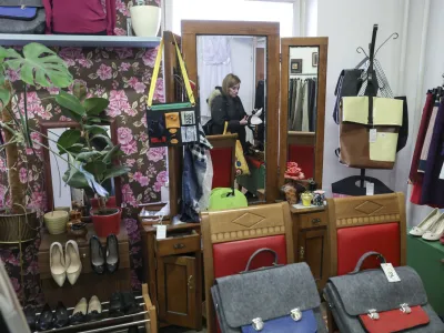 Med oblačili, ki jih ponujajo, je največ ženske garderobe.