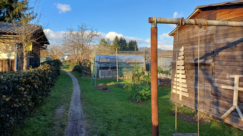 Vrtičkarje v Preski so pozvali, da z zemljišča, ki ga uporabljajo, odstranijo vse stvari. 