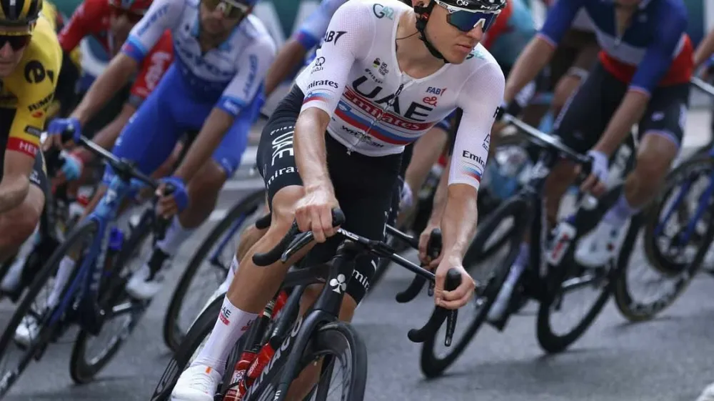 Tadej Pogačar še ni prišel do zmage v dresu UAE-ja s simbolom državnega prvaka. Na Touru je dobil dve etapi v beli majici najboljšega mladega koelsarja. 