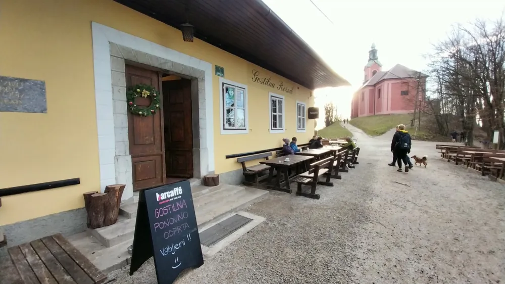 Gostilna Rožnik po &scaron;estih mesecih ponovno odprla svoja vrata. F Vesna Levičnik