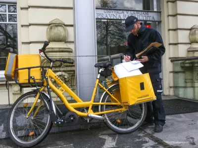 Zakon in podzakonski akti določajo, da bodo blagovne po&scaron;iljke &raquo;praviloma v vsaj 80 odstotkih prenesene v dveh delovnih dneh in v vsaj 95 odstotkih v treh delovnih dneh&laquo;. A ne v primeru vi&scaron;je sile.&nbsp;