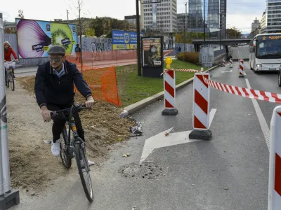 - kolesarji- 17.11.2023 – križišče Dunajska cesta - Vilharjeva cesta, prenova - gradbišče - k //FOTO: Luka Cjuha