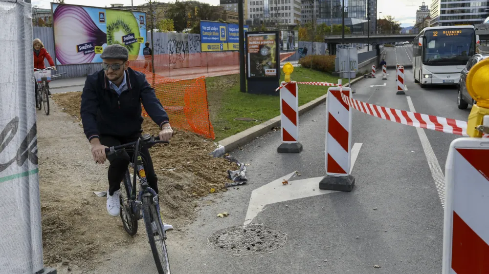 - kolesarji- 17.11.2023 – križišče Dunajska cesta - Vilharjeva cesta, prenova - gradbišče - k //FOTO: Luka Cjuha