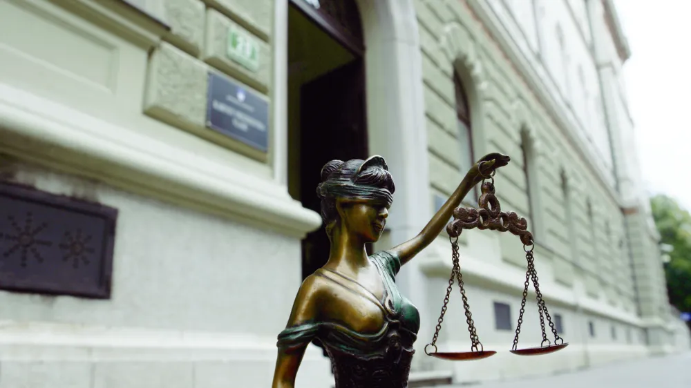 ﻿- ilustrativna fotografija - vlada - tematska fotografija - poseg politike v sodstvo//FOTO: Bojan Velikonja