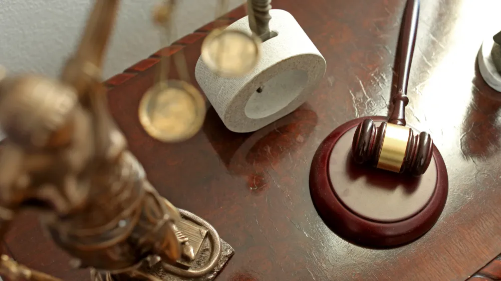 ﻿?- simbolična fotografija 2016 - kipec boginja pravde Justicija in sodniško kladivo - simbol sodstva - pravice prava - pravosodje - pravo - pravičnost - pravica - pravni sistem - tožilstvo - sodna oblast - sodišča - sodniki - pravniki -  //FOTO: Bojan Velikonja