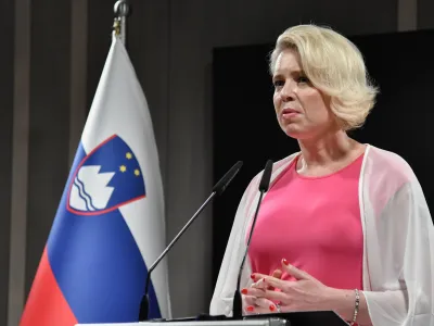 Ljubljana, DZ.<br>Izjava za medije ministrice za javno upravo Sanje Ajanovic Hovnik in predsednice DZ Urske Klakocar Zupancic glede placnega dogovora s sodno vejo oblasti.