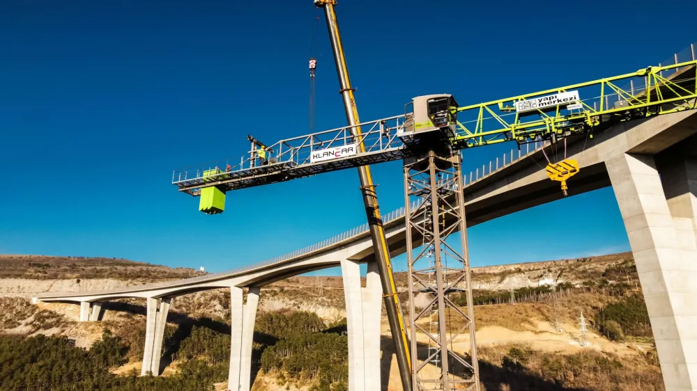 Klančar žerjavi so z žerjavi in drugo opremo navzoči na velikih gradbenih projektih, kot je gradnja drugega tira. F Klančar žerjavi