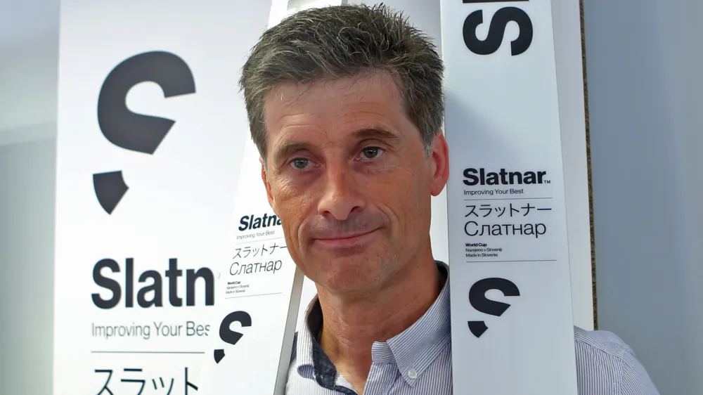﻿direktor podjetja Slatnar Carbon Peter Slatnar in nove skakalne smuči blagovne znamke podjetja Slatnar Carbon, ki je prevzelo Elanov program skakalnih smuči - - 26.05.2016 - Smučarska zveza Slovenije (SZS) - podpis pogodbe o sodelovanju z novim opremljevalcem skakalnih smuči, podjetjem Slatnar Carbon, podpisala pogodbo o sodelovanju - predstavitev nove znamke skakalnih smuči//FOTO: Tomaž Skale