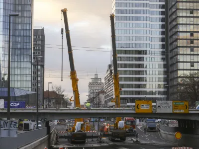 - rušenje železniškega nadvoza nad Dunajsko cesto - 04.01.2024 - popolna zapora Dunajske ceste v sklopu gradnje novega Potniškega centra Ljubljana - delavci začeli podirati južni del nadvoza nad Dunajsko cesto - //FOTO: Luka Cjuha