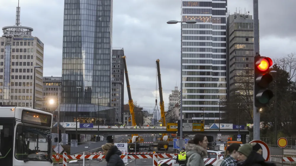 - rušenje železniškega nadvoza nad Dunajsko cesto - 04.01.2024 - popolna zapora Dunajske ceste v sklopu gradnje novega Potniškega centra Ljubljana - delavci začeli podirati južni del nadvoza nad Dunajsko cesto - //FOTO: Luka Cjuha