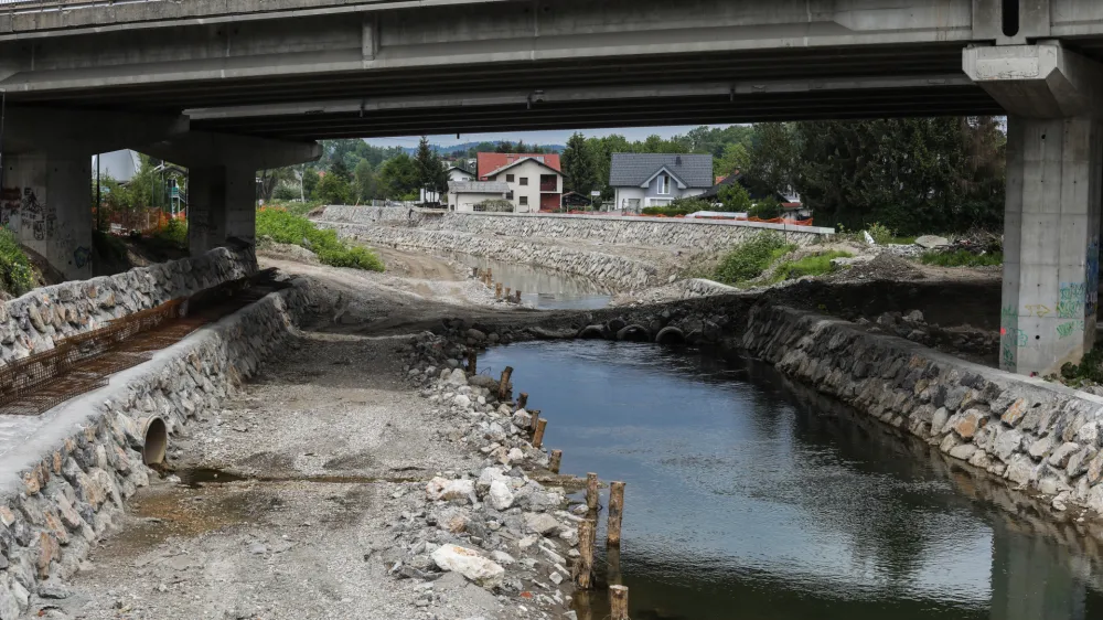 - 09.05.2023 – Gradbišče širitve protipoplavne zaščite za južni del Ljubljane na Malem Grabnu na Dolgem mostu. Mali Graben //FOTO: Bojan Velikonja