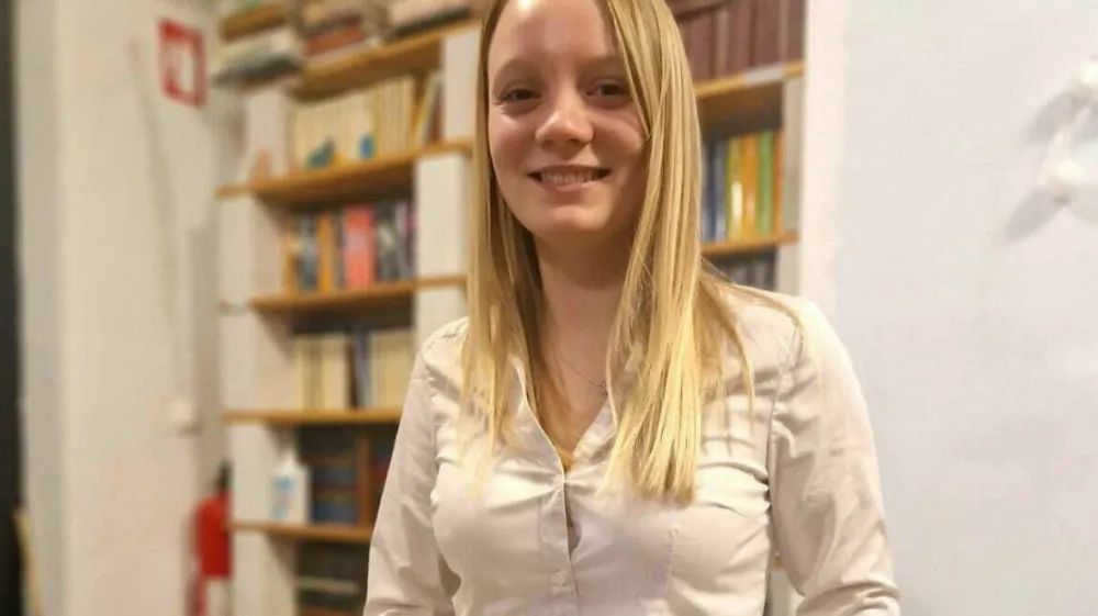 Ana Kaluder je mlada Hrastničanka, ki je lani, &scaron;e kot srednje&scaron;olka, izdala svoje prvo delo: fantazijski roman z naslovom Skrivnostno morje. F Zmajeva luknja