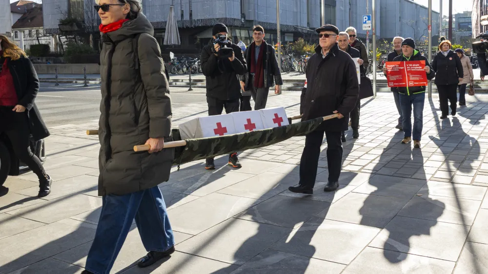 Takole so včeraj predstavniki iniciative Glas ljudstva v DZ prinesli podpise volilcev pod predlog novele zakona o nujnih ukrepih za zagotovitev stabilnosti zdravstvenega sistema. 