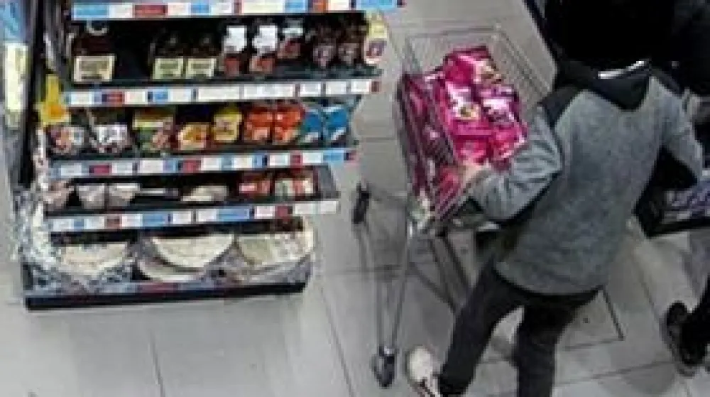 23-letnik je v trgovinah najraje kradel suhomesnate izdelke in žganje. S kaznivimi dejanji je podpiral svojo odvisnost od drog. 