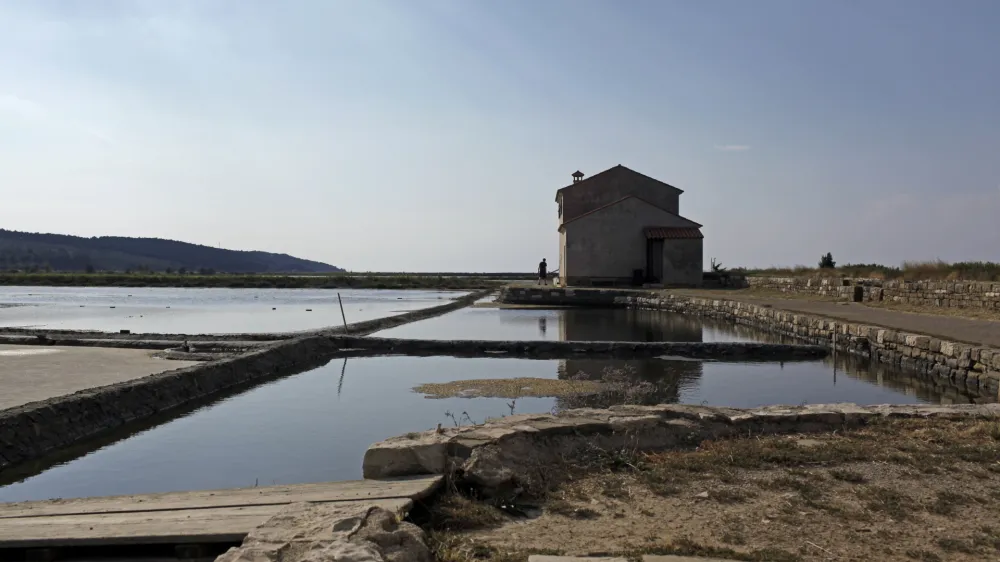 V Krajinski park Sečoveljske soline je ume&scaron;čenih več kot 100 solinarskih hi&scaron;ic, ki so razpr&scaron;ene ob kanalih solin. Foto: Jaka Gasar&nbsp;