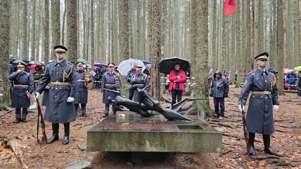 Osankarica, Spomenik pri Treh zebljih.<br>Slovesnost ob 81. obletnici padca Pohorskega bataljona pri Treh zebljih na Osankarici, kjer je bil osrednji govornik predsednik DS Marko Lotric.