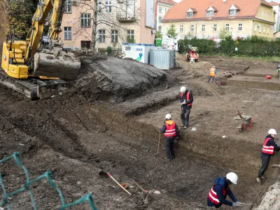 Ko bodo zaključene arheološke raziskave, se bodo lastniki zemljišča med Aškerčevo in Rimsko cesto odločili, kaj graditi na tem območju. 