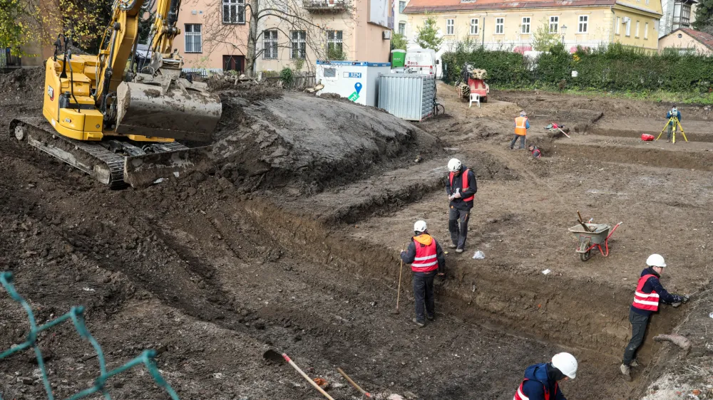 Ko bodo zaključene arheološke raziskave, se bodo lastniki zemljišča med Aškerčevo in Rimsko cesto odločili, kaj graditi na tem območju. 