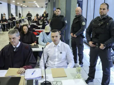 Zagovornik Branko Gvozdič in Klemen Kadivec (v prvi vrsti) protestirata proti strogemu priporniškemu režimu. Foto: Jaka Gasar 