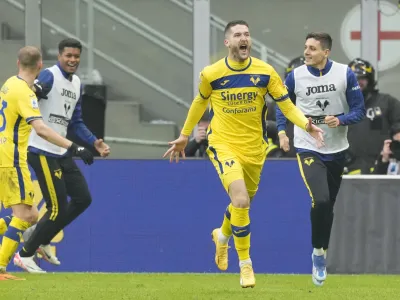 Verona's Thomas Henry, centre, celebrates after scoring his side's first goal during the Serie A soccer match between Inter Milan and Hellas Verona at the San Siro Stadium in Milan, Italy, Saturday, Jan. 6, 2024. (AP Photo/Antonio Calanni)