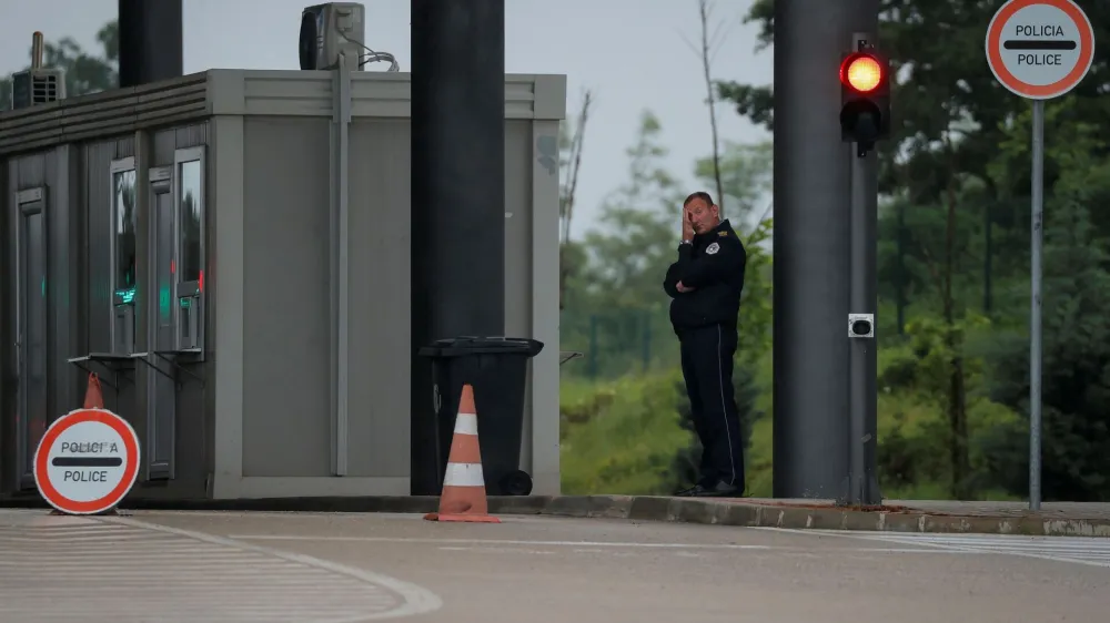 A Kosovo police officer stands at the Kosovo-Serbia border crossing in Merdare, Kosovo, June 15, 2023. REUTERS/Valdrin Xhemaj NO RESALES. NO ARCHIVES