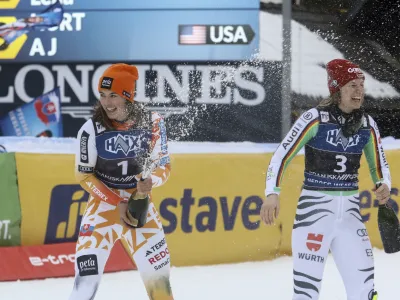 Prvouvrščeni slalomistki Petra Vlhova (levo) in Lena Dürr sta imeli v Kranjski Gori privilegij odpiranja penine.