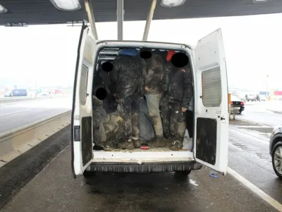 V zadnjem delu kombija so na Obrežju odkrili nagnetenih kar 21 oseb. V zaprtem prostoru se niso mogli gibati, izpostavljeni so bili nevarnosti za življenje in zdravje. 