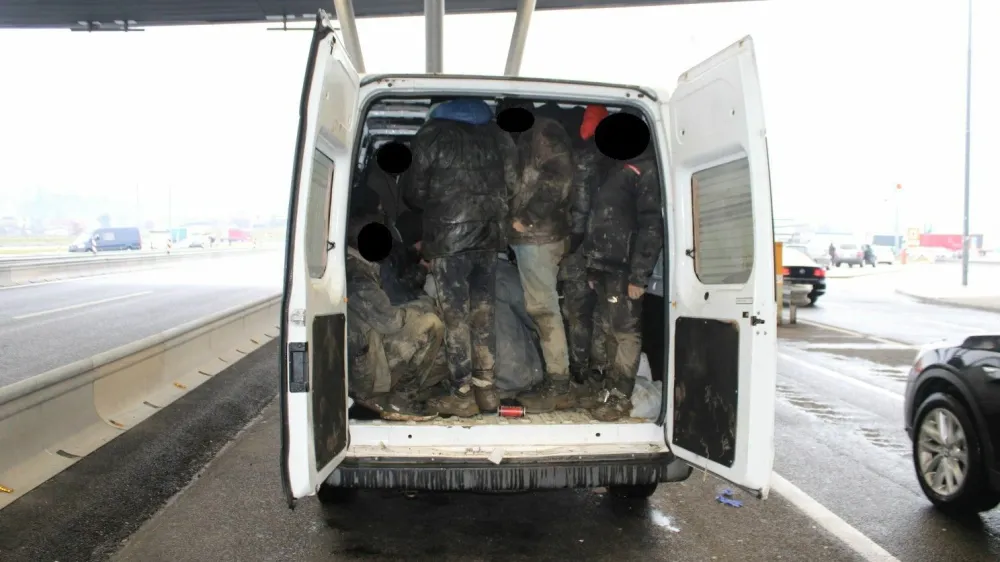 V zadnjem delu kombija so na Obrežju odkrili nagnetenih kar 21 oseb. V zaprtem prostoru se niso mogli gibati, izpostavljeni so bili nevarnosti za življenje in zdravje. 