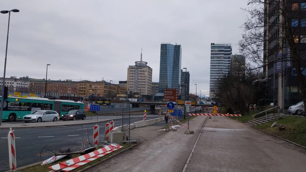 V ponedeljek zjutraj, malo po 8.30, je bila Dunajska cesta praktično prazna.