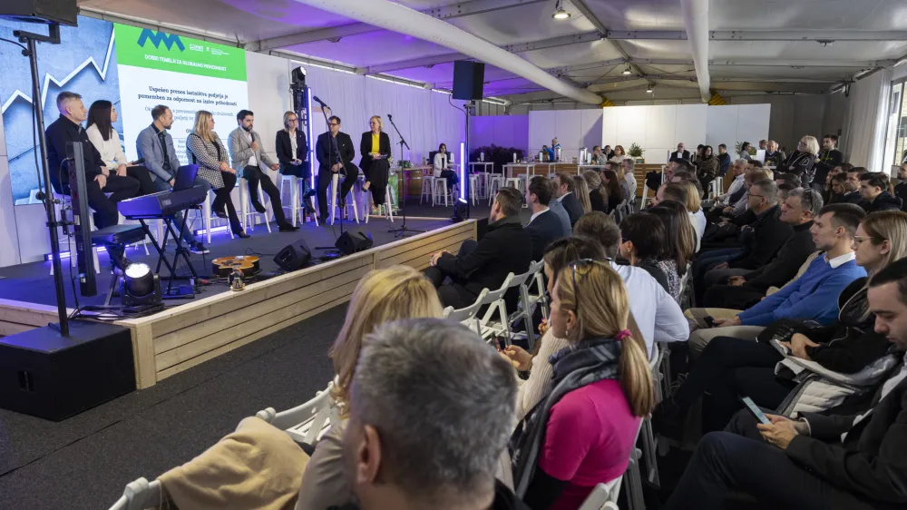 Več kot 130 udeležencev je imelo na srečanju pod naslovom Dobri temelji za globalno prihodnost priložnost spoznati primere uspešnih prenosov lastništva v podjetjih. F Bor Slana/STA