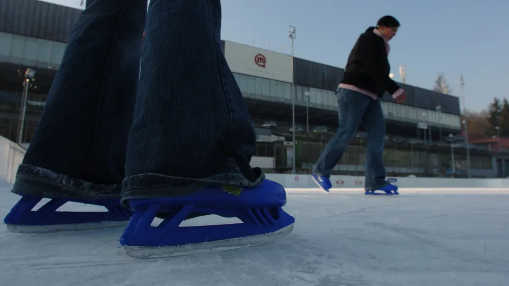 Tivoli - drsališče na prostem, organizirala MOL v sodelovanju z Zavodom za turizem in Zavodom Tivoli - drsalci pri pokritem bazenu na igriščih, ki poleti služijo za košarko in mali nogomet, //FOTO: Matej Povše<br><br>OPOMBA: ZA OBJAVO V ČASOPISU DNEVNIK