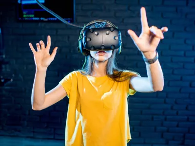 Digitalni lik britanske najstnice je spolno napadla skupina avatarjev neznancev. Podobni napadi so se v preteklosti v virtualnem svetu že zgodili, še nikoli pa jih ni preiskovala policija. 