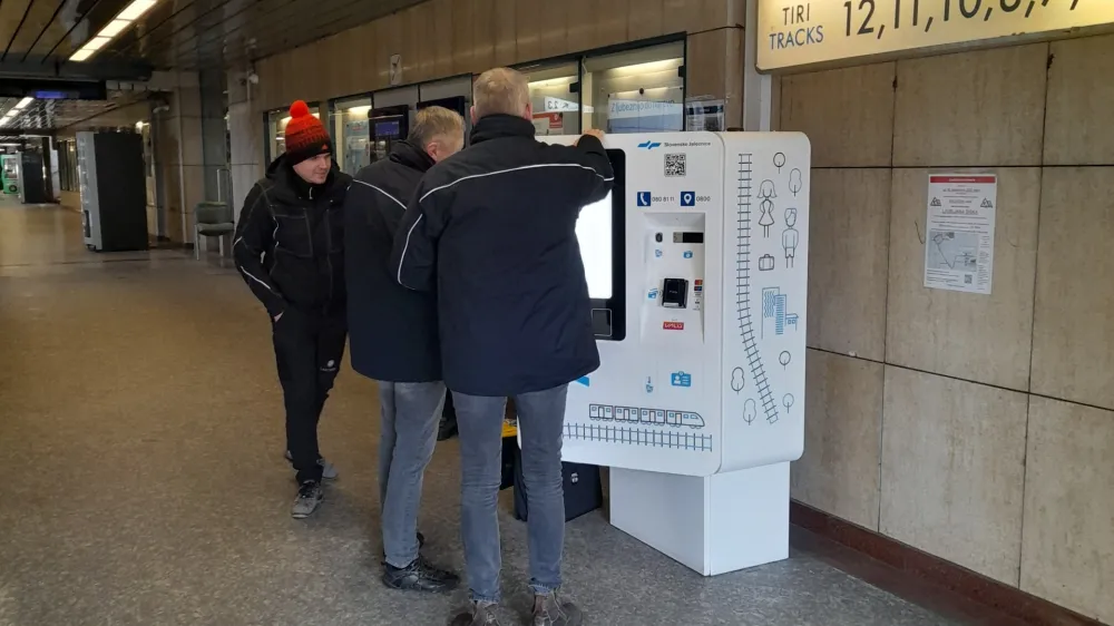 kartomati slovenskih železnic, tarča napdov in &scaron;koda. <br><br>Foto: Miha Turk 