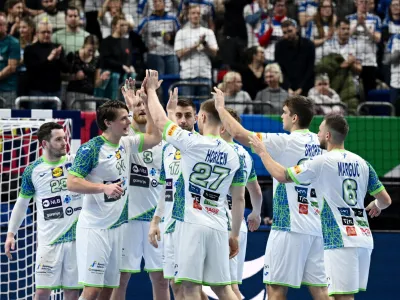 Handball - EHF 2024 Men's European Handball Championship - Preliminary Round - Group D - Slovenia v Faroe Islands - Mercedes-Benz Arena, Berlin, Germany - January 11, 2024 Slovenia players high five as they celebrate after the match REUTERS/Annegret Hilse