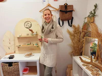 Njena strast je oblikovanje ročno izdelanega unikatnega lesenega nakita. 