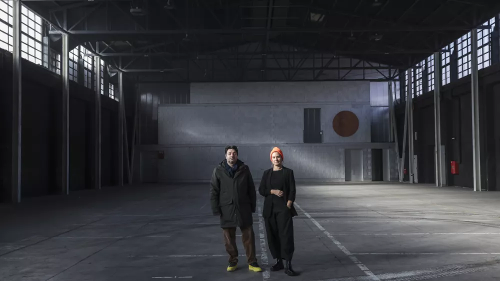 Velika prenovljena nekdanja industrijska hala, za katero sta arhitekta Anja Vidic in Jure Grohar decembra na Balkanskem bienalu v kategoriji interier prejela prvo nagrado. V obstoječo dvorano L56 bodo umestili osrednjo gledali&scaron;ko dvorano z zaodrjem, vhodno avlo in barom za obiskovalce.&nbsp;