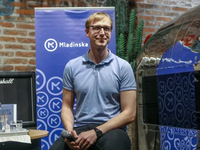 David Zupančič, specializant infektologije, spletni vplivnež, znan kot samooklicani minister za nesmisle - 27.10.2022 - predstavitev knjige Življenje v sivi coni mladega zdravnika Davida Zupančiča, ki se je v manj kot tednu dni vzpela na vrh lestvice najbolje prodajanih knjig //FOTO: Luka Cjuha