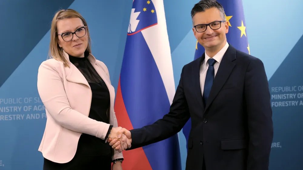 Ljubljana, ministrstvo za kmetijstvo, gozdarstvo in prehrano.<br>Minister za obrambo Marjan Sarec, ki je do sedaj zacasno vodil ministrstvo za kmetijstvo, gozdarstvo in prehrano, je novi kmetijski ministrici Mateji Calusic predal posle.