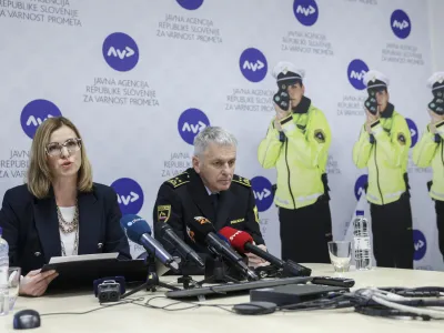 Direktorica AVP Simona Felser in vodja sektorja prometne policije Ivan Kapun s tremi silhuetami policistke z radarji, s katerimi bodo na določenih problematičnih odsekih upočasnjevali prehitre voznike. 