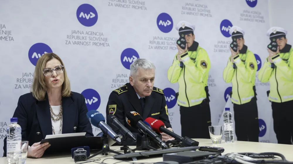 Direktorica AVP Simona Felser in vodja sektorja prometne policije Ivan Kapun s tremi silhuetami policistke z radarji, s katerimi bodo na določenih problematičnih odsekih upočasnjevali prehitre voznike. 