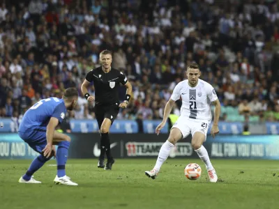 sodnik Orsato, Timi Max Elšnik (desno)<br>- 14.10.2023 – nogomet - Slovenija – Finska, kvalifikacije za EP 2024, 7. krog:<br><br>skupina H<br><br> <br><br>//FOTO: Luka Cjuha