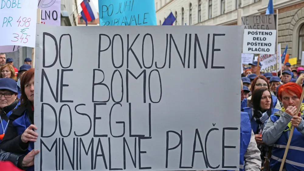 - simbolična fotografija - pokojnine - minimalna plača <br><br><br>- 03.11.2016 - Protest pred Vlado - protestni shod zaposlenih v javnem sektorju z najnižjimi plačami pod geslom Zahtevamo po&scaron;teno plačilo, nočemo milo&scaron;čine!, in s tem želeli opozoriti, da s svojimi prihodki ne morejo dostojno živeti.//FOTO: Bojan Velikonja