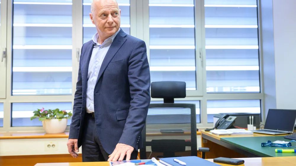 Ljubljana, MJU.<br>Izjava za medije po primopredaji poslov med ministrom za finance Klemnom Bostjancicem, ki je opravljal tudi funkcijo ministra za javno upravo in novim ministrom za javno upravo Francem Propsom.<br>Novi minister za javno upravo Franc Props.