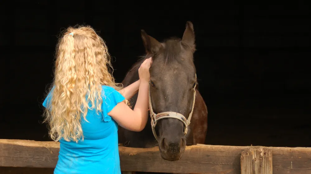 S pomočjo Sapramiškinega sklada, 18 letna Nina vsak teden obiskuje terapevtsko jahanje. 