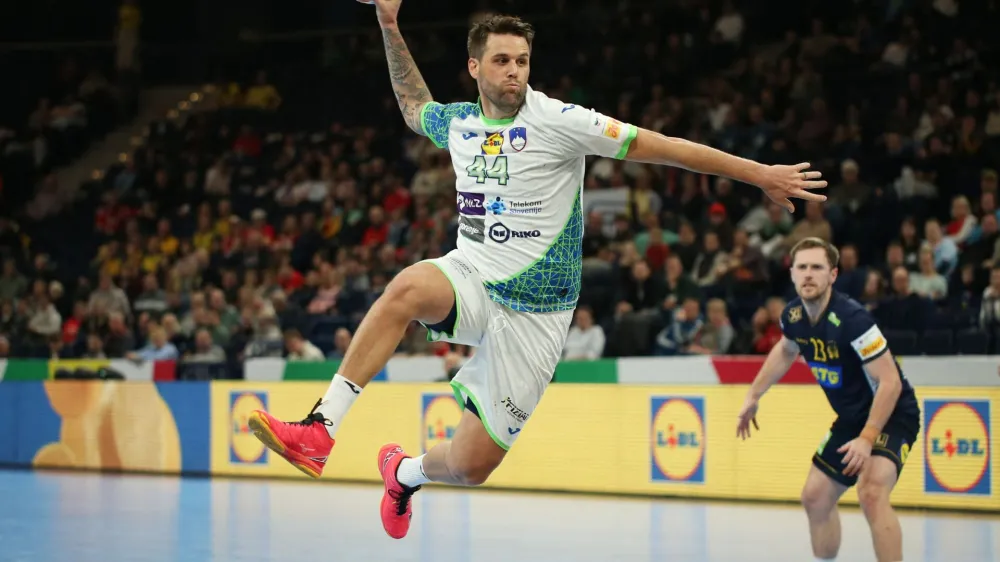 Dean Bombač (z žogo) in soigralci so bili na tekmi v Hamburgu povsem nebogljeni proti odličnim Švedom. 