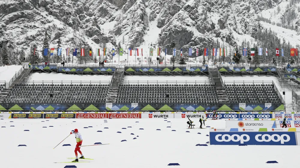 - prazna tribuna za navijače tekačev na smučeh<br><br>- 28.02.2023 – Planica - planiški prostovoljci - 43. Svetovno prvenstvo v nordijskem smučanju PLANICA 2023<br><br> <br><br>//FOTO: Nik Erik Neubauer