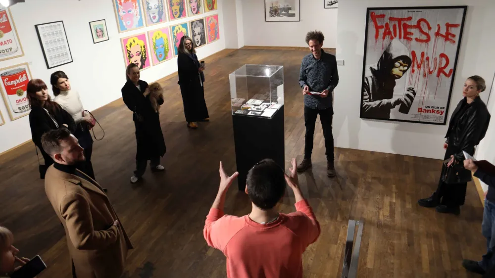 - 18.01.2024 – Čopova 14 v Ljubljani - razstava grafik ustvarjalca in političnega aktivista Banksyja - grafiti in dela britanskega uličnega umetnika, ki deluje pod umetniškem imenom Banksy - //FOTO: Tomaž Skale