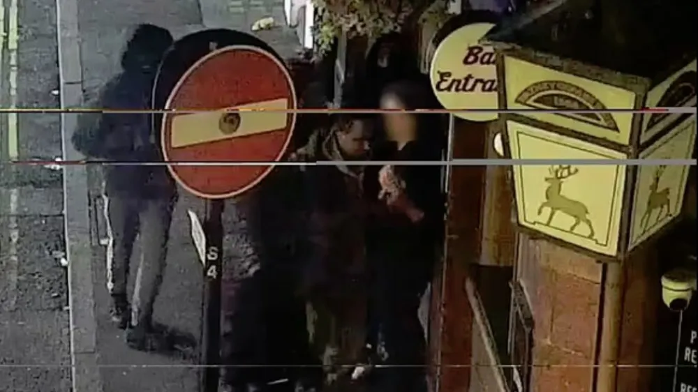 Kamera je ujela tudi napad na policista pod krinko, ki je z uro luksuzne znamke roparjem nastavil past. 